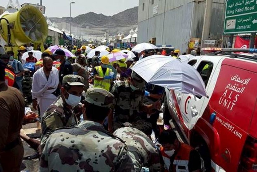 Petugas keamanan ikut mengevakuasi jamaah haji yang menjadi korban insiden Mina.