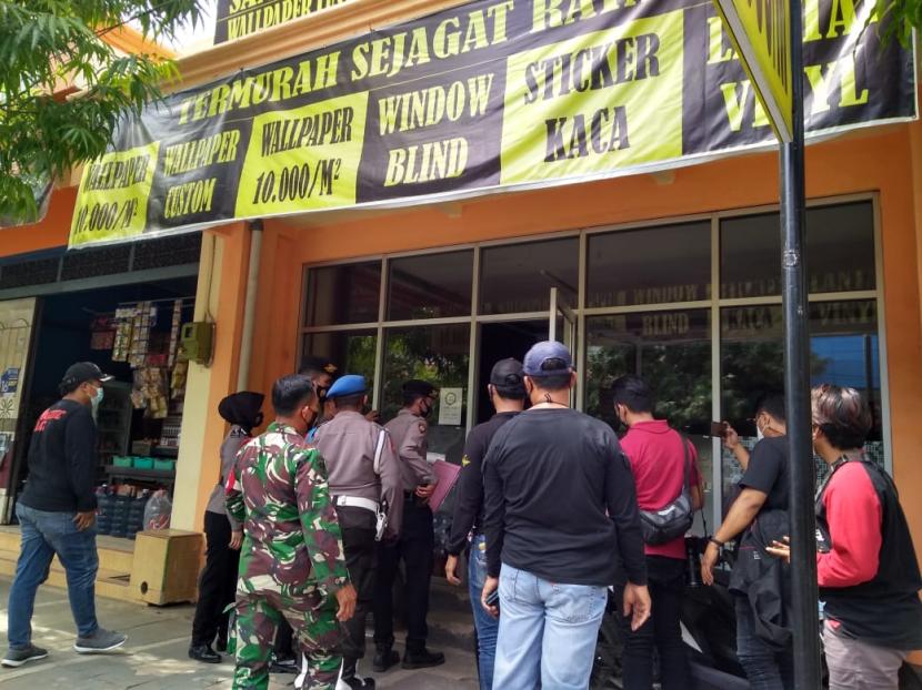 Petugas keamanan kembali turun ke jalan-jalan di berbagai wilayah Kabupaten Indramayu untuk memastikan penerapan PPKM Darurat, Kamis (8/7). Petugas pun menutup toko dan tempat usaha lainnya yang melanggar aturan PPKM Darurat.