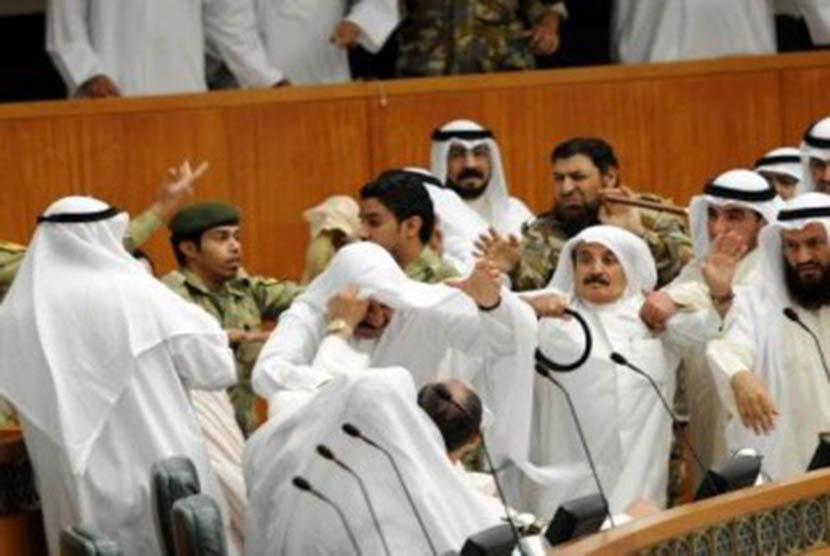Petugas keamanan Kuwait melerai perdebatan antara anggota parlemen kelompok Sunni dan Syiah. (ilustrasi)