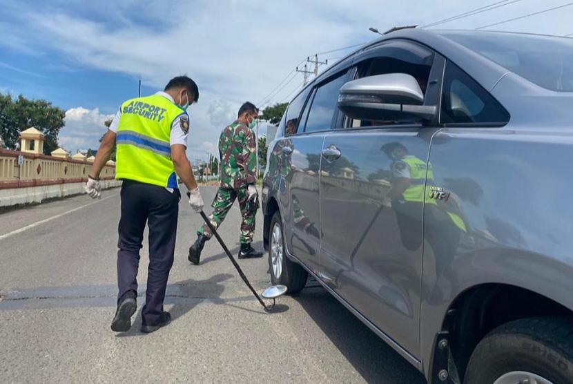 Petugas keamanan melaksanakan peningkatan pengawasan dan keamanan terhadap berbagai aktivitas di lingkungan bandara Internasional Jenderal Ahmad Yani Semarang, Senin (29/3).