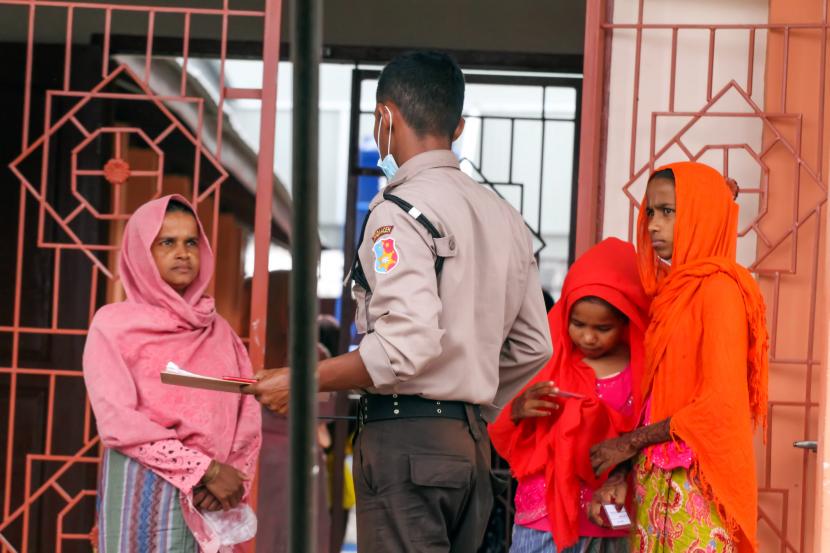 Petugas keamanan melakukan absensi pascakaburnya pengungsi Rohingya di tempat penampungan Balai Latihan Kerja (BLK) Desa Meunasah Mee Kandang, Lhokseumawe, Aceh.