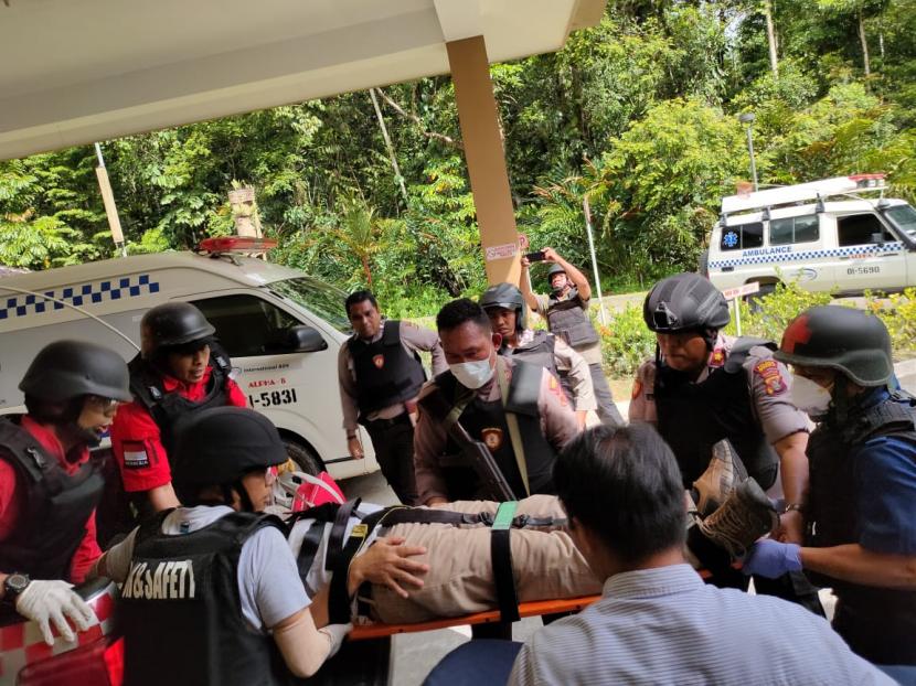 Petugas keamanan melakukan evakuasi korban penembakan oleh KKB di Timika, Papua.