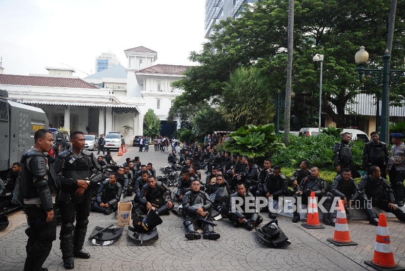 Petugas keamanan melakukan penjagaan dihalaman gedung Balaikota, Jakarta, Jumat (4\11). 