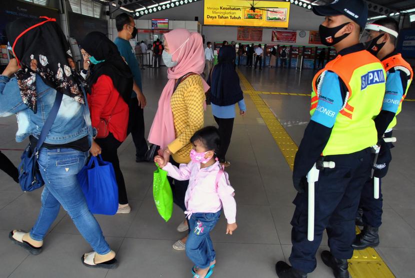 Petugas keamanan melarang ibu yang membawa anak di bawah lima tahun (balita) untuk naik KRL Commuter Line di Stasiun Bogor, Jawa Barat, Senin (8/6/2020). PT Kereta Commuter Indonesia (KCI) memberlakukan aturan baru dalam menyambut penerapan tatanan normal baru (new normal) dalam moda transportasi Commuter Line dengan melarang penumpang membawa balita menaiki KRL sebagai upaya pencegahan penyebaran COVID-19. 