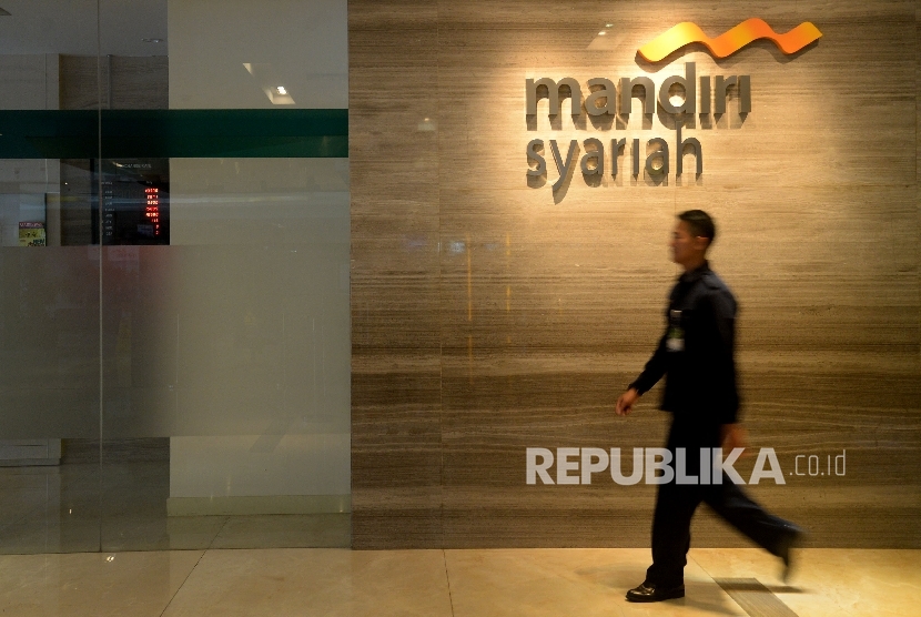Petugas keamanan melintas di depan logo Bank Syariah Mandiri di Jakarta. KPR Mandiri Syariah tetap tumbuh di tengah pandemi Covid-19.