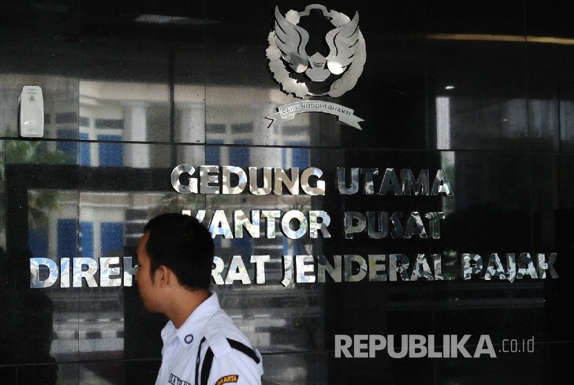 Petugas Keamanan melintas di kantor pusat Pajak, Jakarta Senin (11/1).