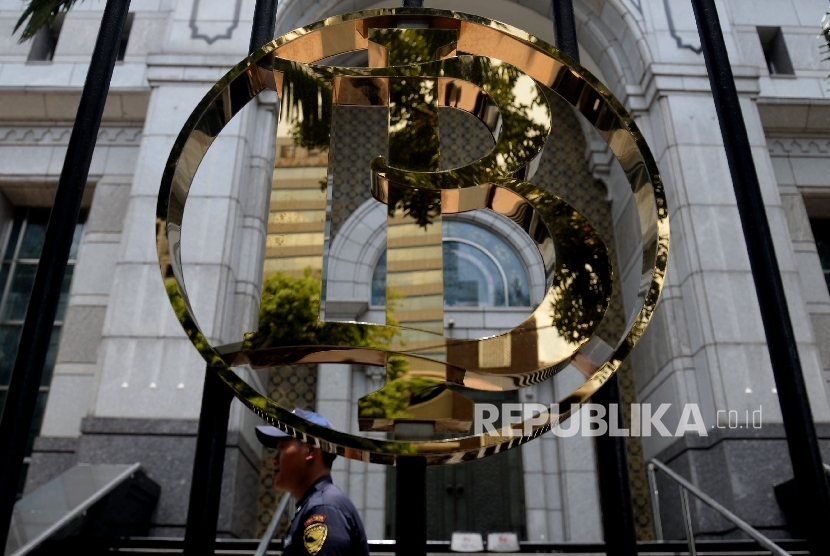 Petugas keamanan melintas didekat logo Bank Indonesia (BI), Jakarta, Ahad (1/10). Bank Indonesia (BI) mencatat cadangan devisa Indonesia pada akhir April 2023 turun sedikit dibandingkan akhir Maret 2023.  
