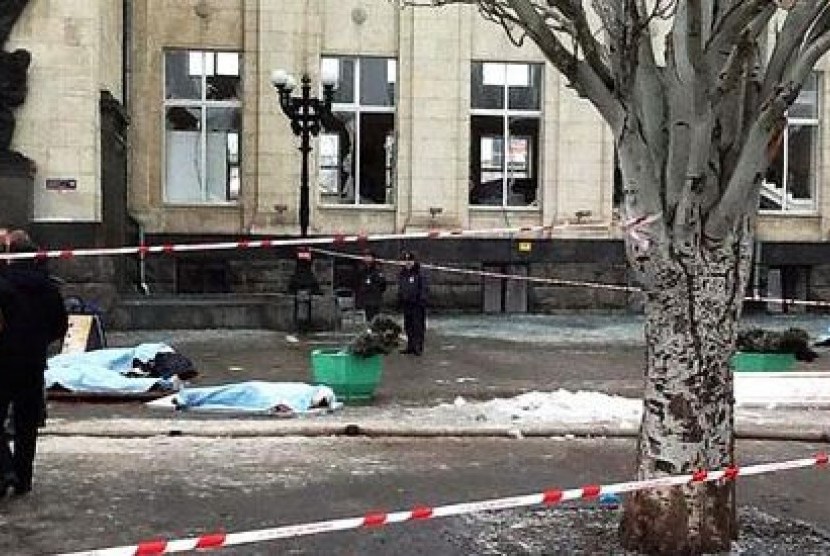 Petugas keamanan memberi garis batas lokasi insiden bom bunuh diri di Stasiun Volgograd, Rusia.