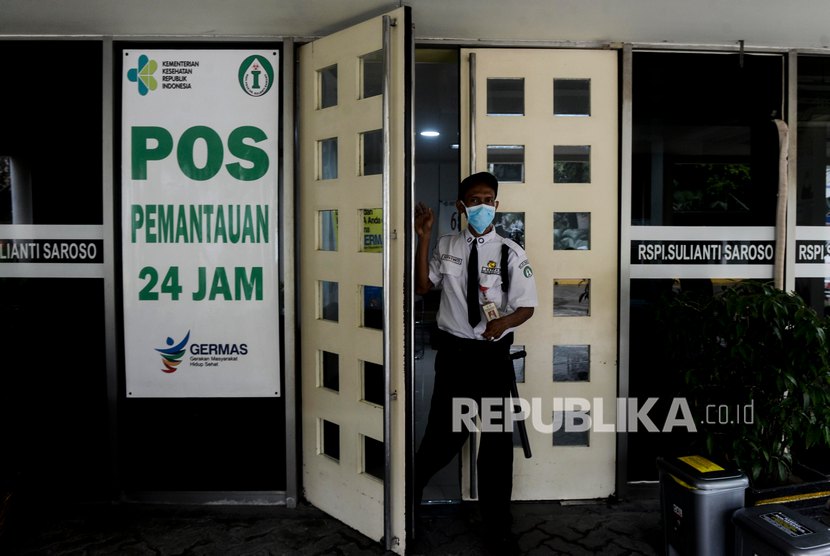 Petugas keamanan membuka pintu Pos Pemantauan Virus Corona RSPI Sulianti Saroso, Sunter, Jakarta.
