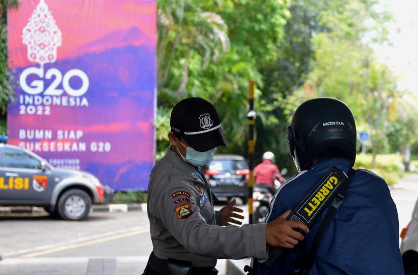 Petugas keamanan memeriksa pengendara sepeda motor yang akan memasuki kawasan The Nusa Dua, Badung, Bali, Senin (26/9/2022). Negara anggota G20 berkomitmen menjaga koordinasi dalam implementasi kebijakan fiskal dan moneter yang saling mendukung. 