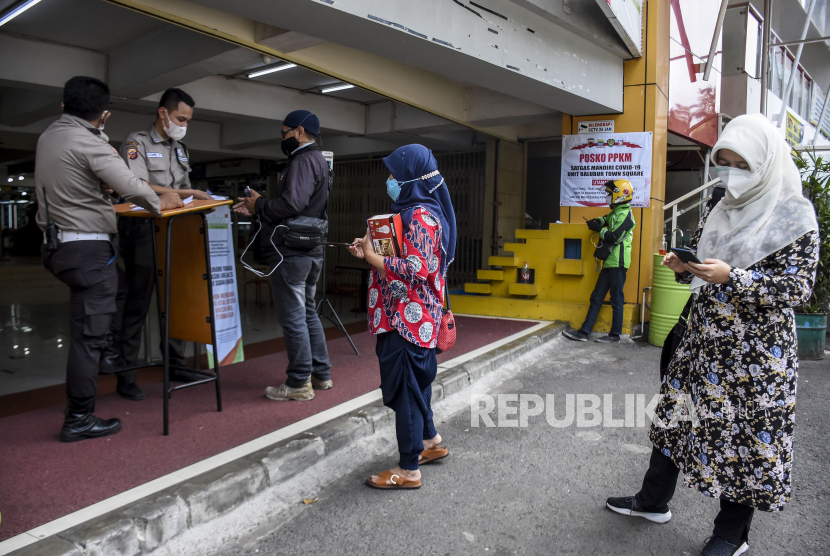Petugas keamanan memeriksa sertifikat vaksin Covid-19 pengunjung yang hendak memasuki Balubur Town Square (Baltos), Jalan Tamansari, Kota Bandung, Selasa (3/8). Sejumlah pusat perbelanjaan di Kota Bandung mewajibkan pengunjung dan pedagang untuk menunjukkan sertfikat vaksinasi Covid-19 sebagai upaya pencegahan penularan Covid-19 dan mendukung Pemberlakuan Pembatasan Kegiatan Masyarakat (PPKM) Level 4 di Kota Bandung. 
