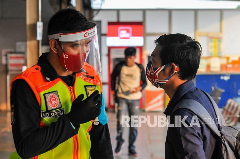 Petugas keamanan menegur calon penumpang Kereta Rel Listrik Commuter Line yang menggunakan masker jenis scuba di Stasiun Bekasi, Jawa Barat, Senin (14/9/2020). Menurut pihak pengelola Stasiun Bekasi, sosialisasi larangan penggunaan masker jenis Buff dan Scuba akan dilaksanakan selama tiga hari ke depan. 