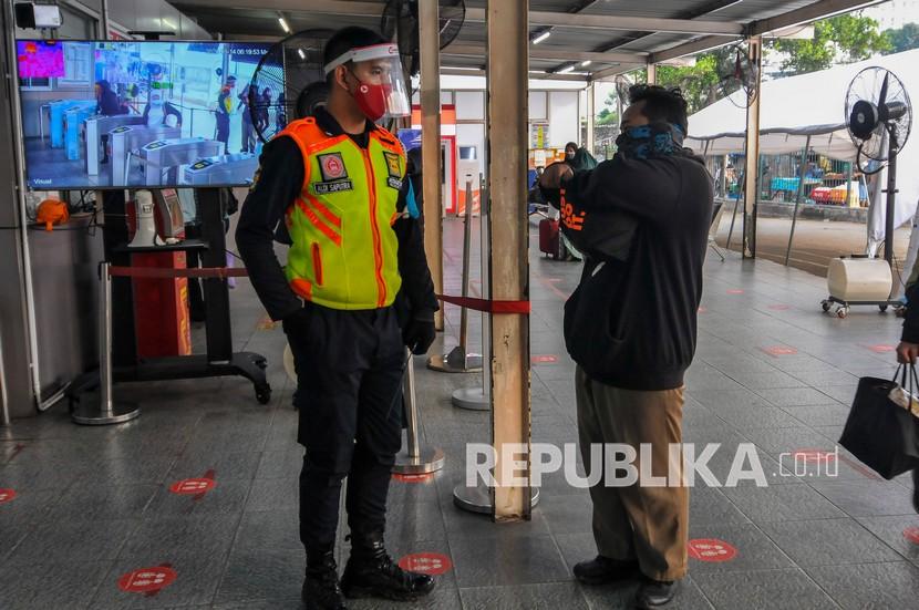 Petugas keamanan menegur calon penumpang Kereta Rel Listrik Commuter Line yang menggunakan masker jenis buff di Stasiun Bekasi, Jawa Barat, Senin (14/9/2020). Menurut pihak pengelola Stasiun Bekasi, sosialisasi larangan penggunaan masker jenis Buff dan Scuba akan dilaksanakan selama tiga hari ke depan.