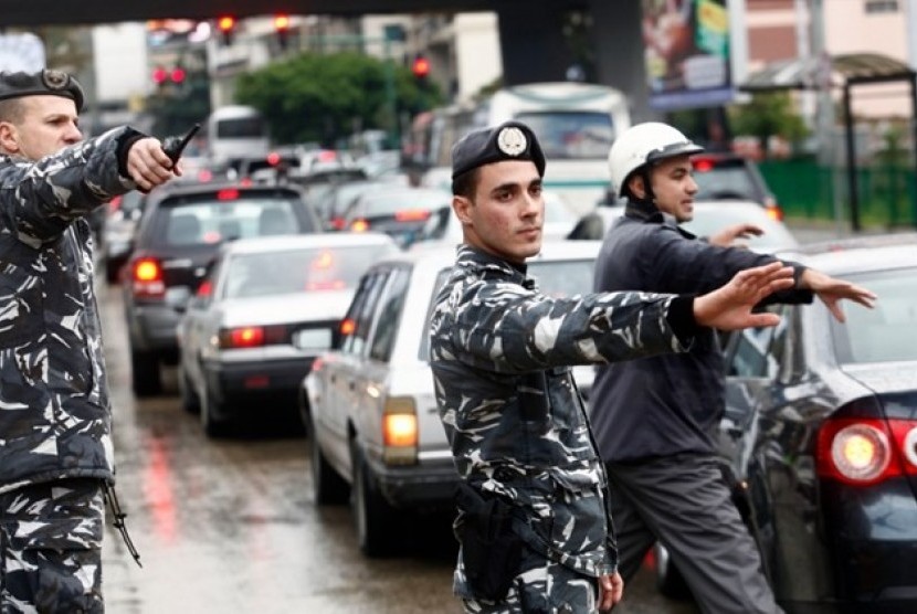 Petugas keamanan mengatur lalu lintas di Lebanon