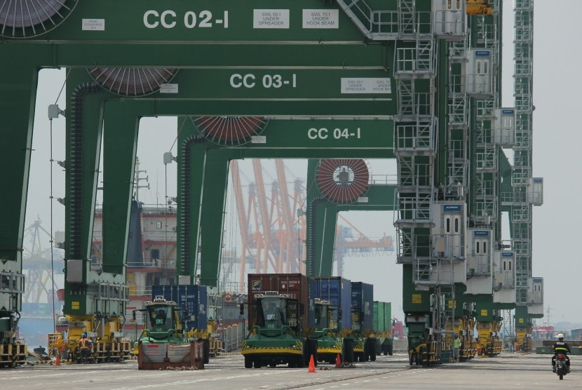 Petugas keamanan mengawasi proses bongkar muat kontainer di Terminal Teluk Lamong, Surabaya, Jawa Timur, Minggu (19/3).