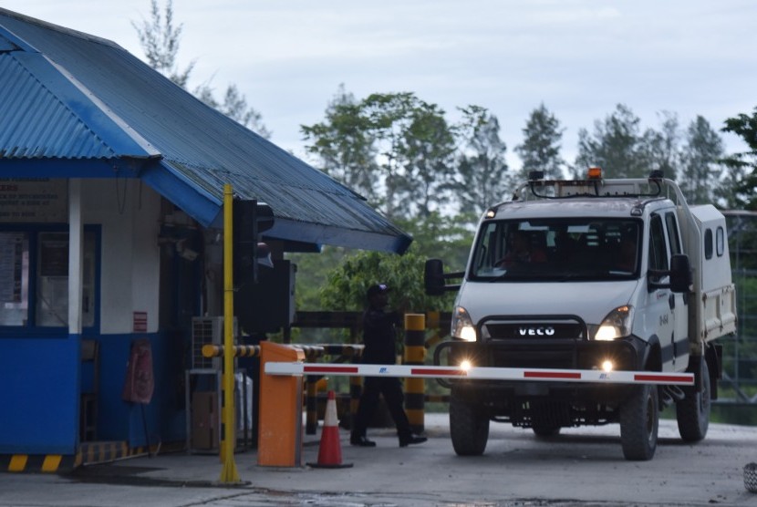 Petugas keamanan mengecek kendaraan pekerja di Check Poin 28 sebagai akses keluar masuk kendaraan PT Freeport di Timika, Papua, Minggu (30/4).