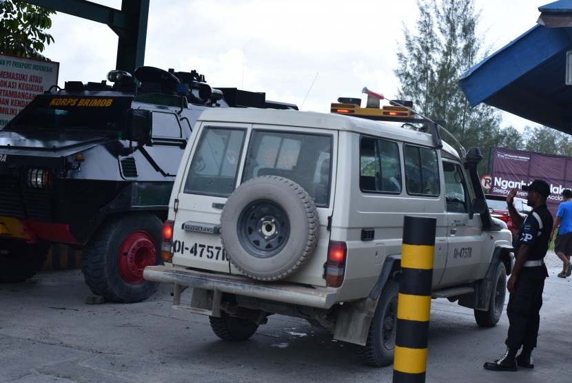[ilustrasi] Petugas keamanan mengecek kendaraan pekerja di Check Poin 28 sebagai akses keluar masuk kendaraan PT Freeport di Timika, Papua, Minggu (30/4).