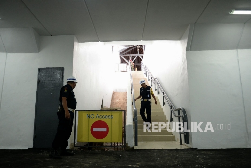  Petugas keamanan mengecek kondisi terkini terowongan penyebrangan orang di Stasiun Manggarai, Jakarta, Jumat (25/11). 