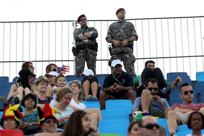 Petugas keamanan menjaga venue pertandingan Olimpiade Rio de Janeiro 2016