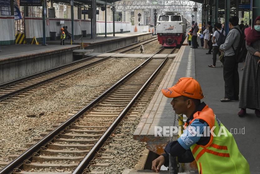 Petugas keamanan menunggu kereta api jarak jauh melintas di Stasiun Manggarai, Jakarta, Rabu (9/10/2019).