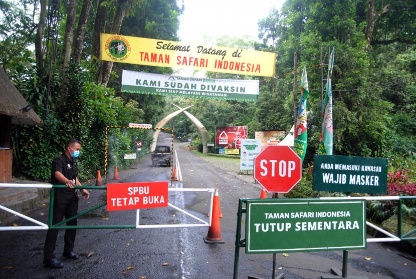 Petugas keamanan menutup gerbang masuk Taman Safari Indonesia (TSI), Cisarua, Kabupaten Bogor, Jawa Barat, Sabtu (10/7/2021). TSI Bogor tutup sementara selama Pemberlakuan Pembatasan Kegiatan Masyarakat (PPKM) Darurat sebagai upaya menekan mobilitas masyarakat dan menurunkan angka lonjakan kasus positif COVID-19
