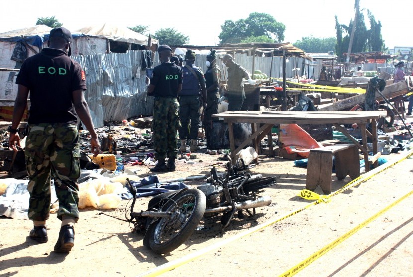 Petugas keamanan Nigeria secara berada di lokasi pengeboman di Abuja, Nigeria, 2 Oktober 2015. 