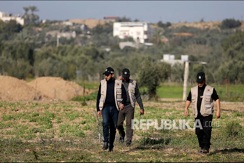 Petugas keamanan  Palestina memantau situasi di ladang yang terletak di perbatasan Israel - Gaza di Jalur Gaza setelah hampir 14 tahun tidak bisa mengakses lahan ini. Sebanyak 5.000 pabrik di Jalur Gaza telah tutup selama 13 tahun blokade Israel. Ilustrasi.
