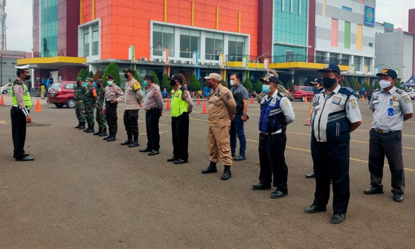 Petugas keamanan yang siap siaga mengamankan situasi di lokasi acara wisuda Universitas BSI.