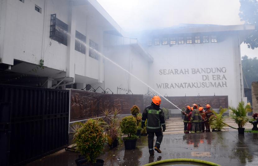 Petugas kebakaran berusaha memadamkan api saat kebakaran di Gedung Bapelitbang, Balai Kota Bandung, Senin (7/11/2022). Api diduga api berasal dari aktivitas perbaikan atap di Gedung Bapelitbang.