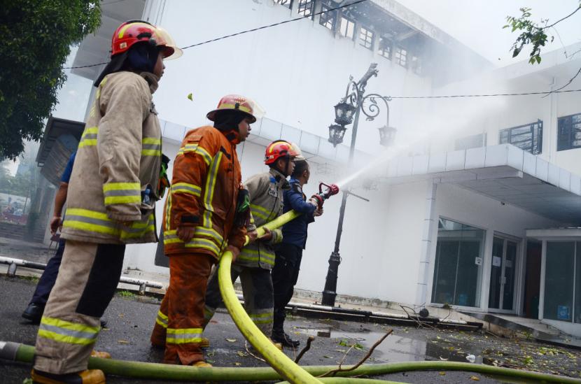 Petugas kebakaran berusaha memadamkan api saat kebakaran melanda Gedung Bappelitbang, Balai Kota Bandung, senin (7/11/2022). Saat ini penyebab kebakaran masih dalam proses penyelidikan. 