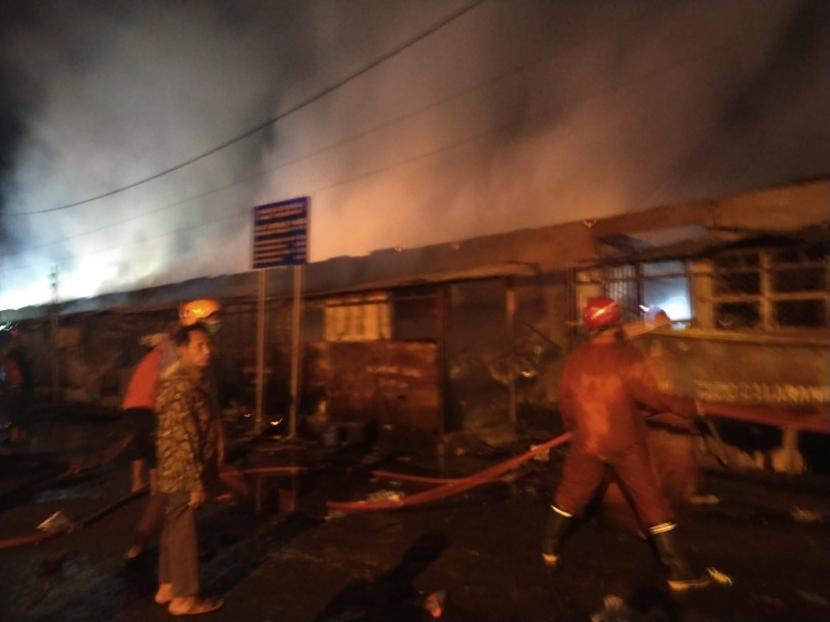 Petugas kebakaran berusaha memadamkan api yang membakar puluhan kios di Pasar Ciawi, Kabupaten Tasikmalaya, Ahad (15/8). (Ilustrasi)