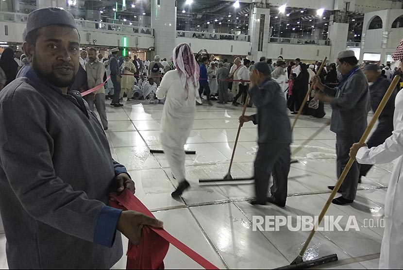 Petugas Keberisihan Masjid al-Haram membersihkan pelataran Ka'bah, Ahad (7/8) malam hari waktu Arab Saudi. Lantai dibersihkan tiga kali seharii untuk menjaga kebersihan dan kesucian.