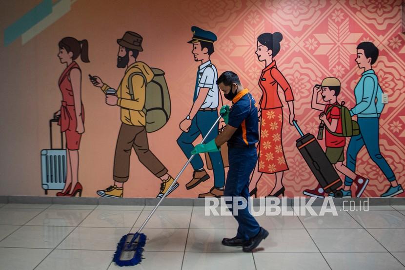 Petugas kebersihan berada di area kedatangan Bandara Internasional Sultan Mahmud Badaruddin (SMB) II Palembang, Sumatra Selatan, Kamis (6/6/2021). Badan Pusat Statistik (BPS) mencatat sektor angkutan udara di Provinsi Sumatra Selatan mengalami penurunan jumlah penumpang pada Juni 2022 jika dibandingkan Mei 2022 karena adanya momen Idul Fitri.