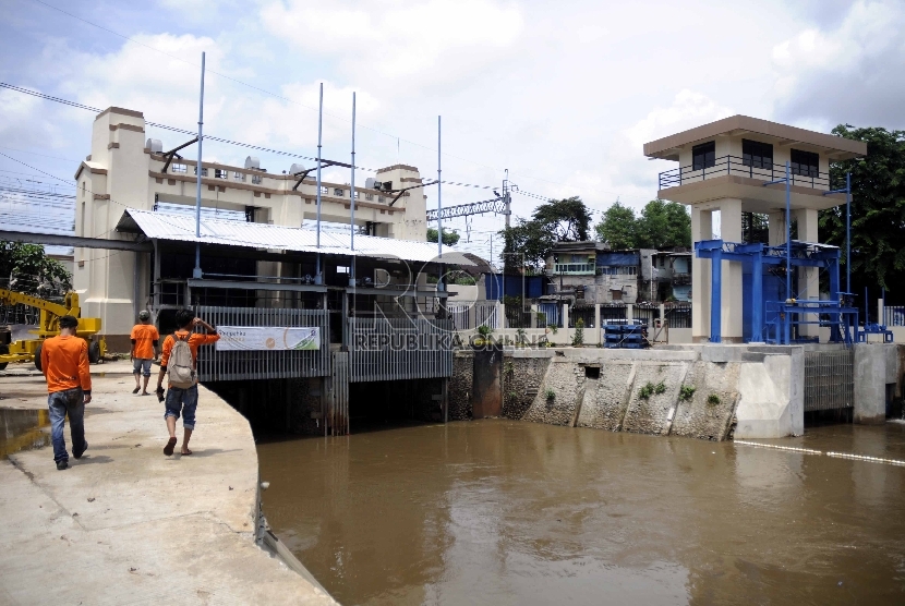 Pintu Air Manggarai, Jakarta Selatan.(Republika/Rakhmawaty La'lang)