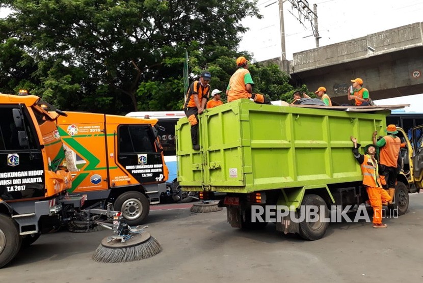 Petugas Kebersihan dan Mobil root swiper bersihkan sampah di Gambir.