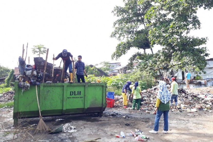 Petugas kebersihan dari Dinas Lingkungan Hidup (DLH) Kota Sukabumi mengangkut sampah (ilustrasi). Sampah di Sukabumi diperkirakan naik 50 persen selama libur Natal dan Tahun Baru.