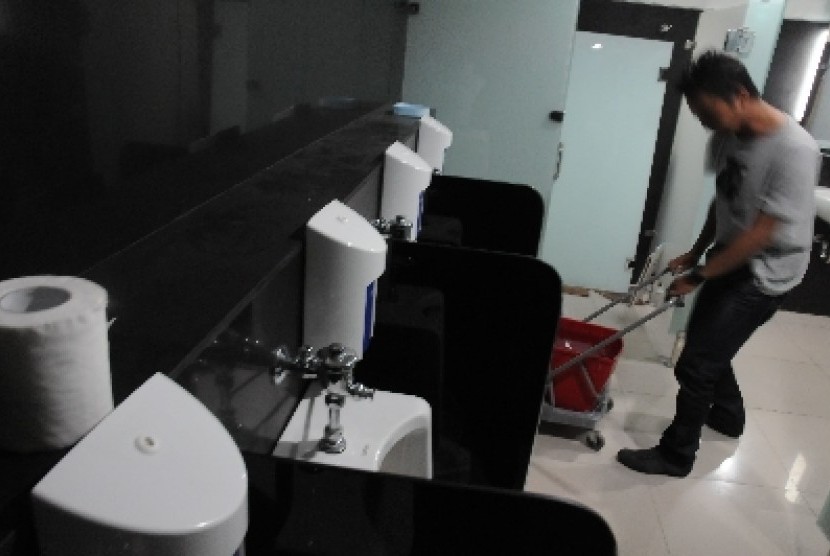 Petugas kebersihan di toilet gedung DPR