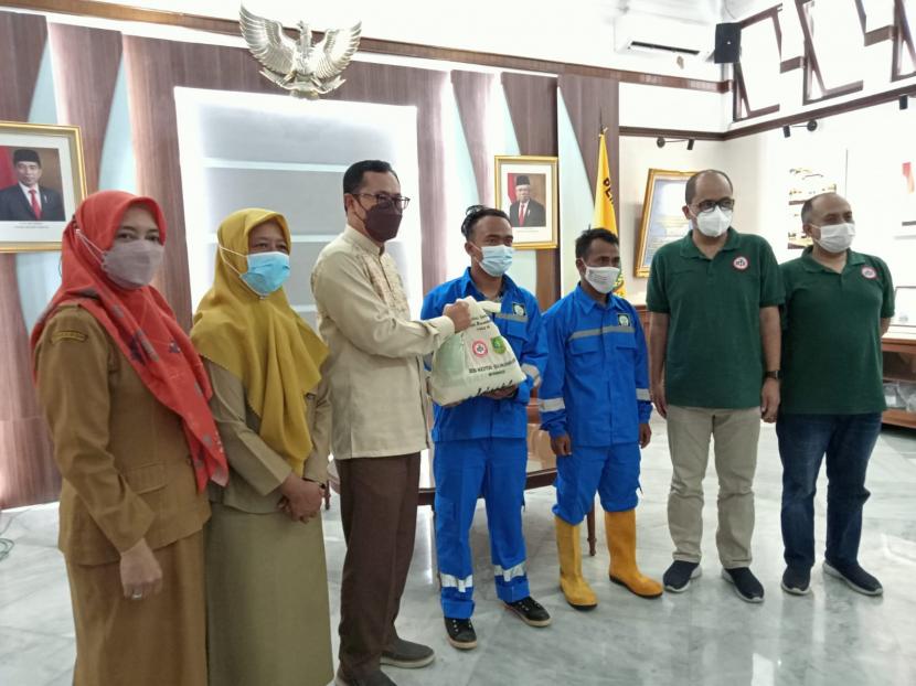 Petugas kebersihan Dinas Lingkungan Hidup Kota Sukabumi diberikan paket sembako jelang Idul Fitri 26 April 2022 lalu