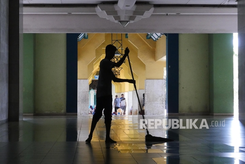 Petugas kebersihan Islamic Center Jakarta, tengah membersihkan bagian dari masjid tersebut, Ahad (21/8).(Republika/ Darmawan)