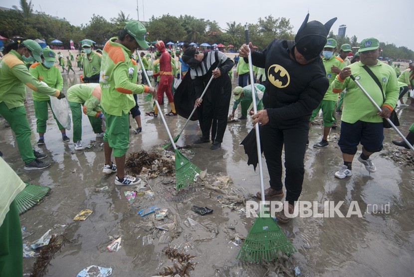 Batman Dan Thor Bantu Bersihkan Sampah Pantai Kuta