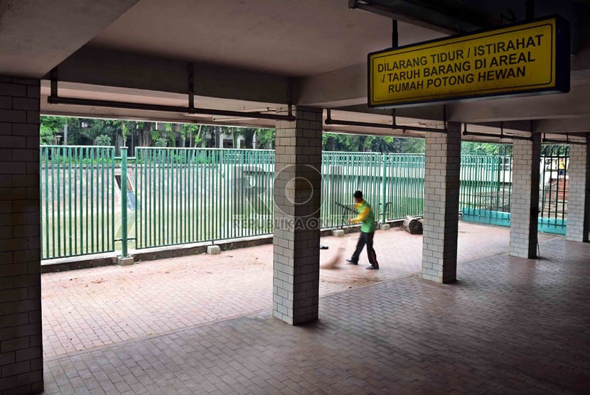  Petugas kebersihan Masjid Istiqlal tengah membersihkan Rumah Potong Hewan (RPH) Masjid Istiqlal, Jakarta, Ahad (13/10). (Republika/Agung Supriyanto)
