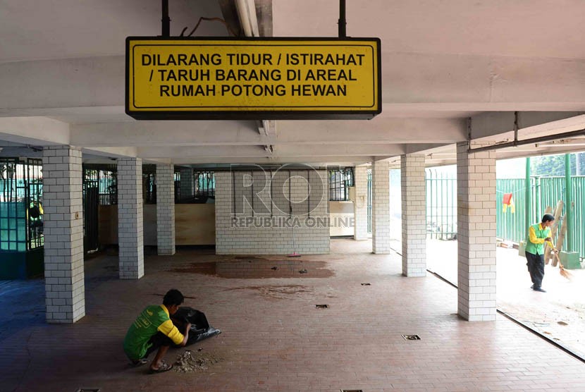  Petugas kebersihan Masjid Istiqlal tengah membersihkan Rumah Potong Hewan (RPH) Masjid Istiqlal, Jakarta, Ahad (13/10). (Republika/Agung Supriyanto)