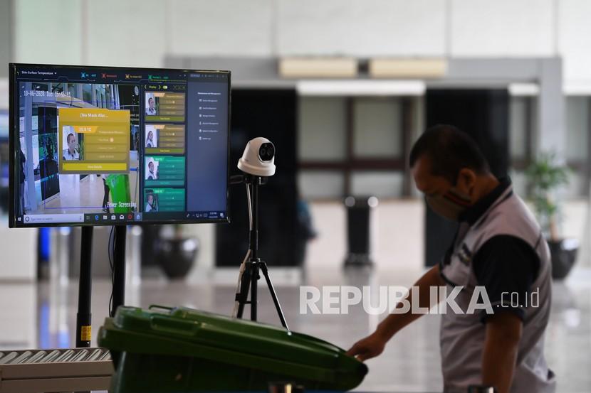 [Ilustrasi] Petugas kebersihan melintasi alat deteksi suhu tubuh di Gedung Nusantara I, Kompleks Parlemen Senayan, Jakarta, Selasa (6/10/2020). Per hari ini, Selasa (6/10/2020) tercatat sebanyak 40 orang di DPR terkonfirmasi terpapar COVID-19, dimana sebanyak 18 diantaranya merupakan anggota DPR. 