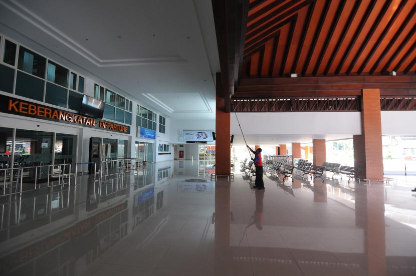 Petugas kebersihan membersihkan area depan pintu keberangkatan Bandara Adi Soemarmo di Boyolali, Jawa Tengah, Senin (11/5/2020). Meskipun Bandara Adi Soemarmo telah dibuka kembali, namun aktivitas di bandara tersebut masih terpantau sepi karena masih sedikitnya pengajuan jam penerbangan dari pesawat komersial. 