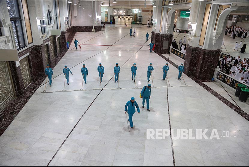 Petugas kebersihan membersihkan area Masjidil Haram, Mekkah, Selasa (3/3).