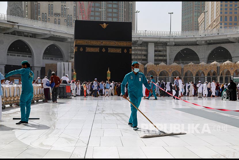 Imam Masjidil Haram Ikut Bersihkan dan Sterilkan Ka'bah. Foto petugas kebersihan membersihkan area Masjidil Haram, Mekkah, Selasa (3/3).