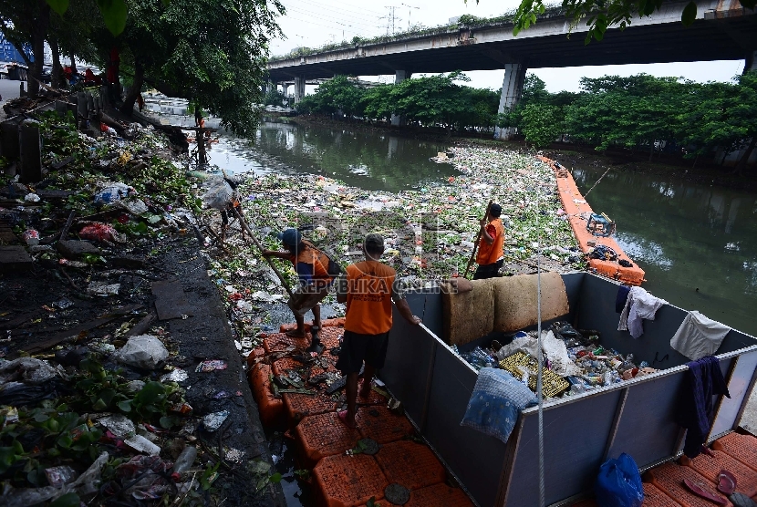 Petugas kebersihan membersihkan sampah yang menumpuk di Kali Sentiong, Sunter, Jakarta Utara, Kamis (12/2).   (Republika/Raisan Al Farisi)