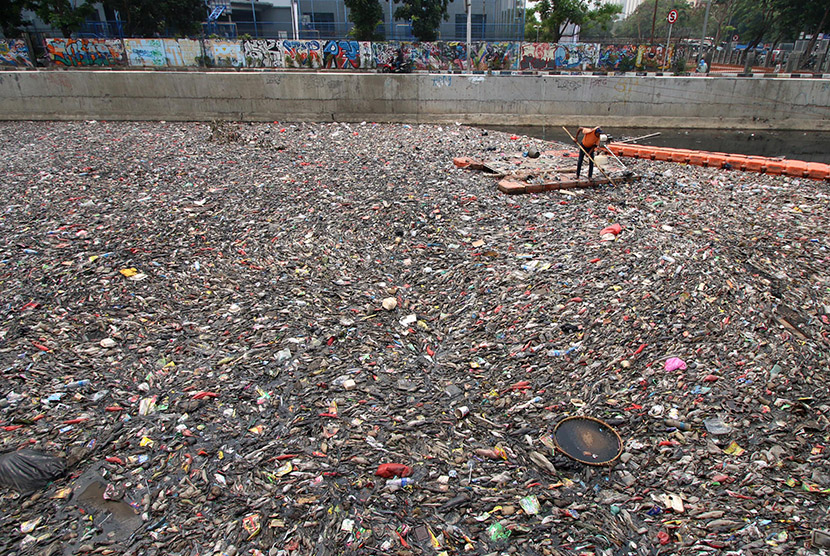 Petugas kebersihan membersihkan sampah yang menumpuk di Kali Sentiong, Sunter, Jakarta, Kamis (12/11).