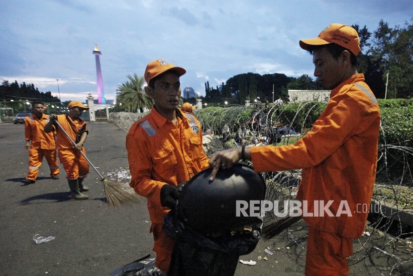 Dinas Lingkungan Hidup (DLH) DKI Jakarta mengerahkan 7.000 personel satuan tugas kebersihan untuk menjamin malam tahun baru bersih dari sampah (Ilustrasi petugas kebersihan)