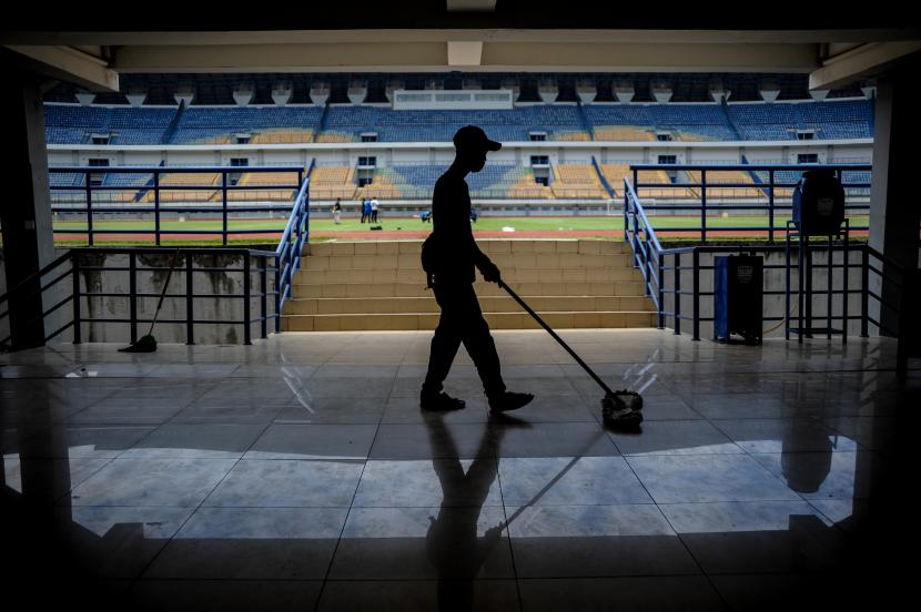 Petugas kebersihan membersihkan tribun Stadion Gelora Bandung Lautan Api (GBLA) di Bandung, Jawa Barat, Senin (1/3/2021). Stadion GBLA diproyeksikan menjadi tempat berlangsungnya ajang Turnamen Piala Menpora 2021 yang rencananya akan digelar kickoff nya pada 21 Maret mendatang.